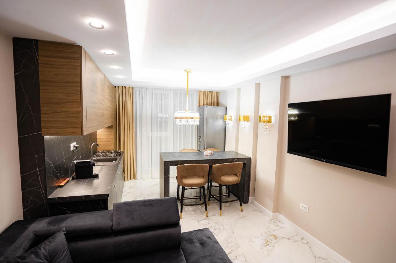 Deluxe Aparthotel Marwell Residence 수체아바 외부 사진