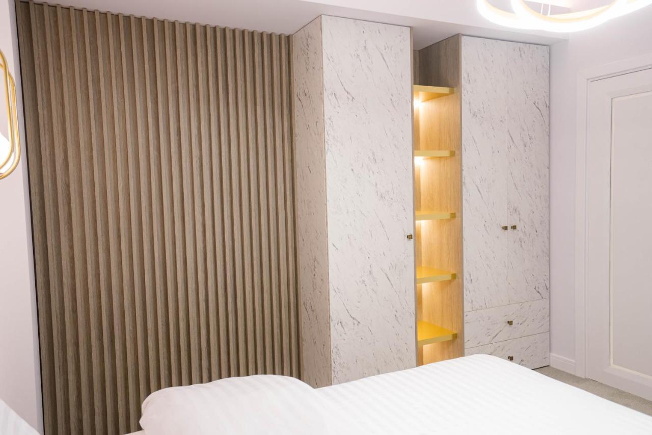 Deluxe Aparthotel Marwell Residence 수체아바 외부 사진