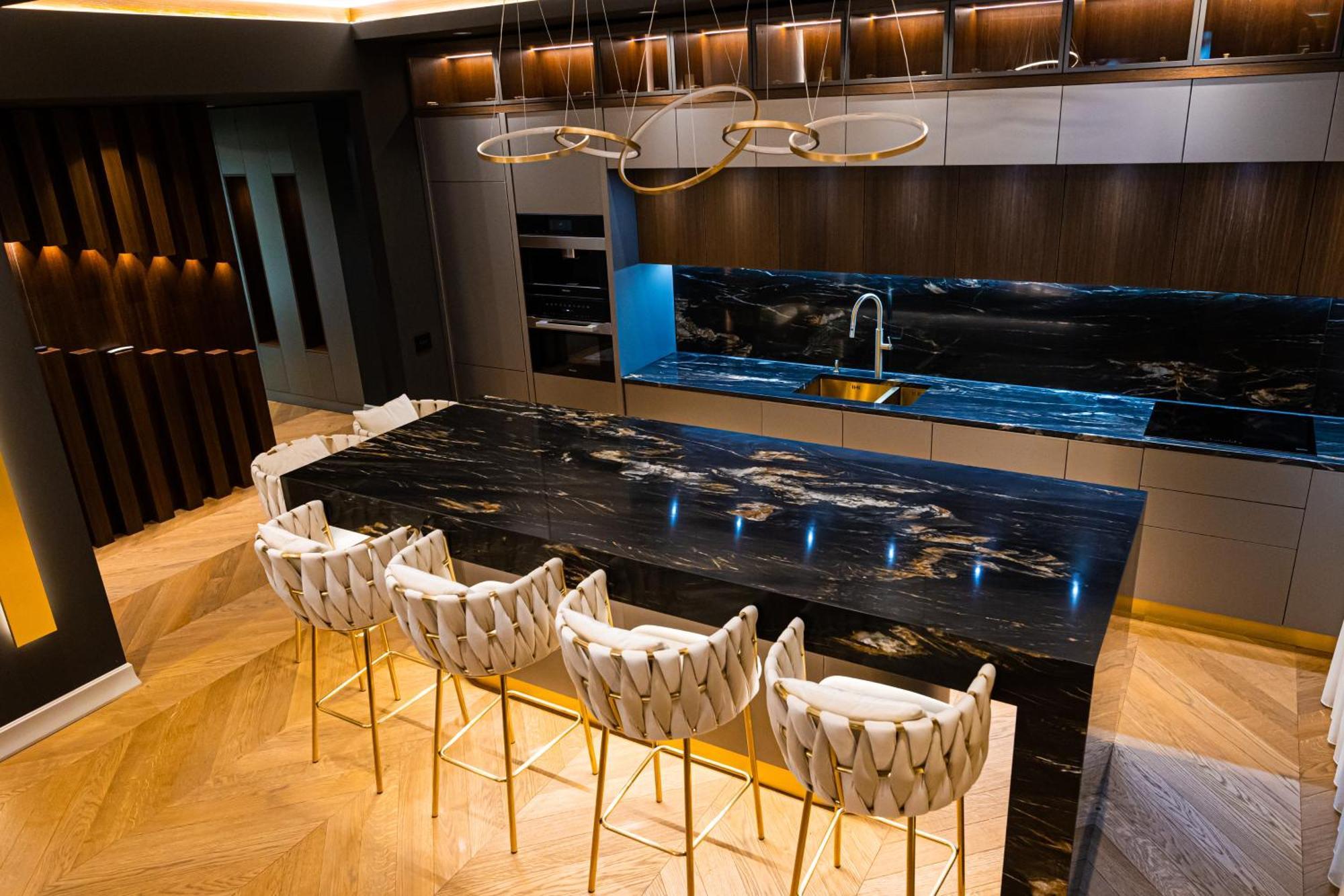 Deluxe Aparthotel Marwell Residence 수체아바 객실 사진