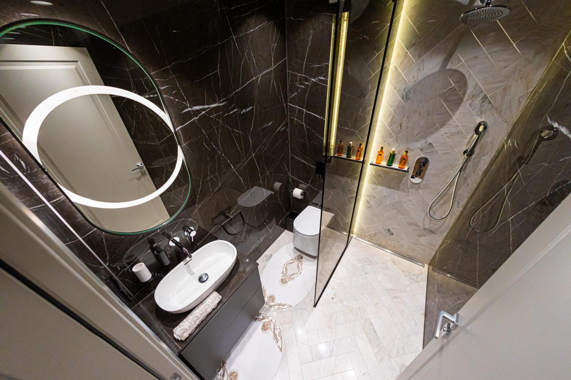 Deluxe Aparthotel Marwell Residence 수체아바 객실 사진